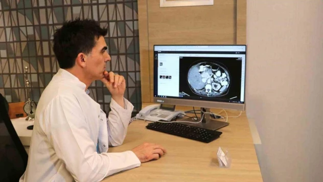 Karnındaki futbol topu büyüklüğündeki kitle ameliyatla alındı