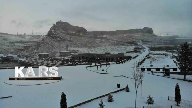 Kars beyaz gelinliğini giydi: Kentte 1 aydır beklenen kar yağdı