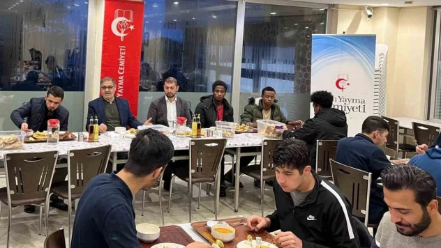 Kars İlim Yayma Cemiyeti öğrencilerle iftarda bir araya geldi