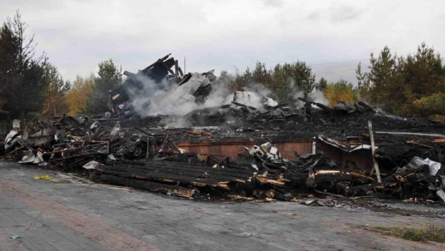 Kars'ta 2 milyona mal olan kütük ev kül oldu