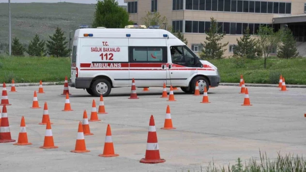 Kars'ta ambulans sürüş eğitimleri nefes kesti