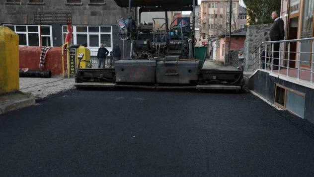 Kars'ta asfalt çalışmaları sürüyor