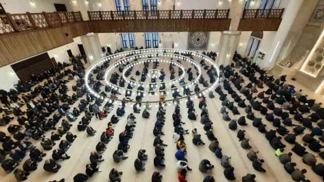 Kars'ta bayram namazında camiler doldu taştı