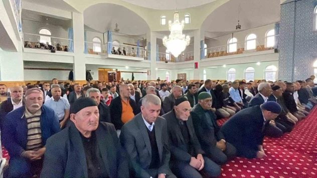 Kars'ta bayram namazında camiler doldu