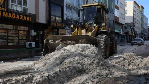 Kars'ta belediyenin karla mücadele mesaisi başladı