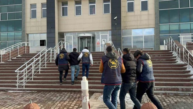 Kars'ta biri FETÖ/PDY terör örgütü üyesi 3 kişi yakalandı