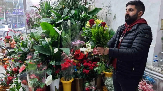 Kars'ta çiçekçilerde Anneler Günü yoğunluğu