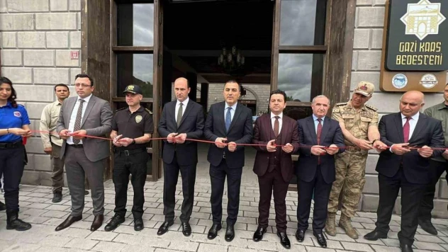 Kars'ta hükümlülerin el emeği göz nuru resimleri sergilendi