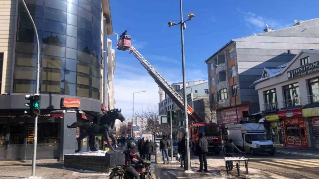 Kars'ta itfaiye çatılardaki buz sarkıtlarını kırıyor