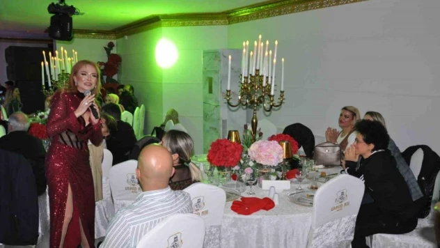 Kars'ta sanatçılar öğretmenler için sahne aldı