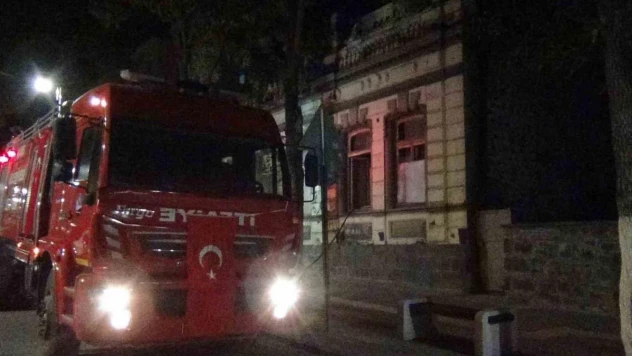 Kars'ta tarihi bina bir haftada 2 kez yandı