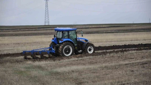 Kars'ta tarlalar sürülüyor