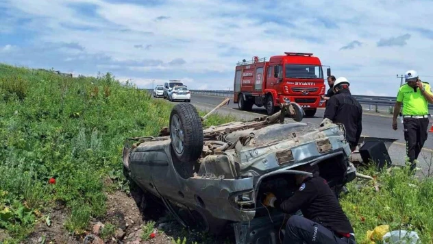 Kars'ta trafik kazası 1'i ağır 2 yaralı