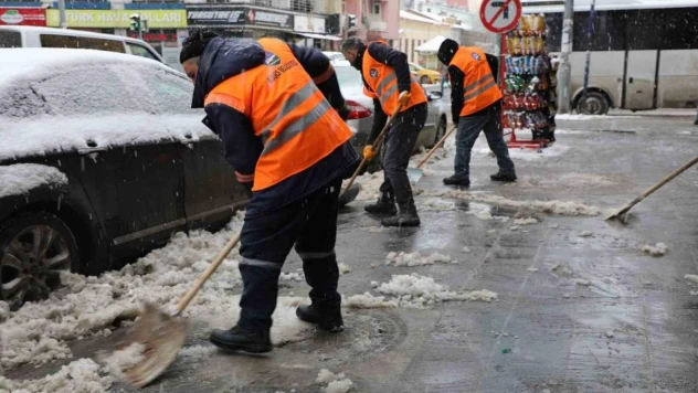 Kars'ta yol ve kaldırımların karı temizleniyor