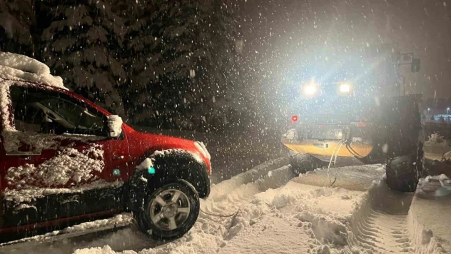 Kars'ta yolda mahsur kalan yolcuların yardımına özel idare ekipleri yetişti