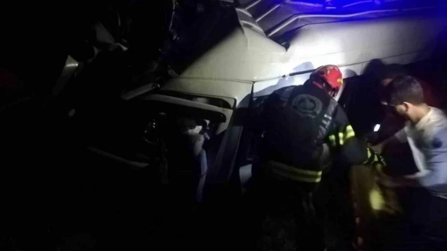 Karşı şeride geçen minibüs tırla çarpıştı: 1 ölü, 2 yaralı