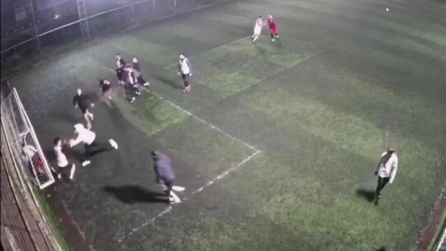 Kartal'da halı saha maçında futbolu bırakıp kavgaya tutuştular