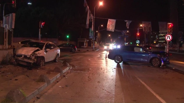 Kartal'da iki otomobil kafa kafaya çarpıştı