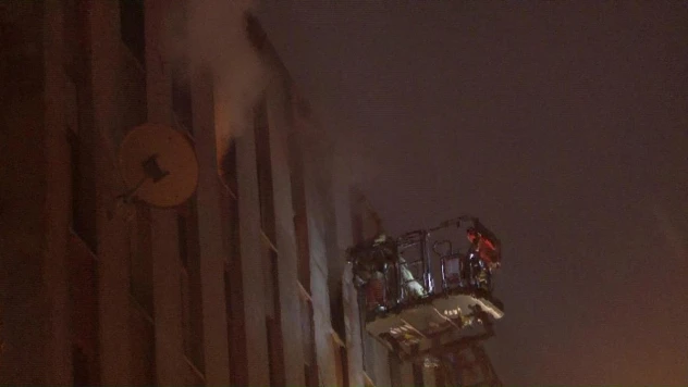 Kartal'da kimliği belirsiz kişiler metruk binayı ateşe verdi