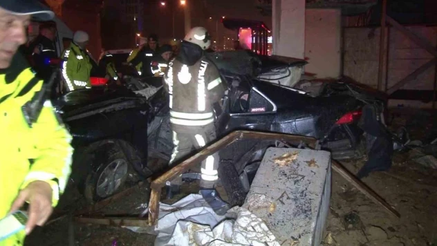 Kartal'da kontrolden çıkan araç üst geçidin direğine çarptı: 1 ölü, 1 ağır yaralı