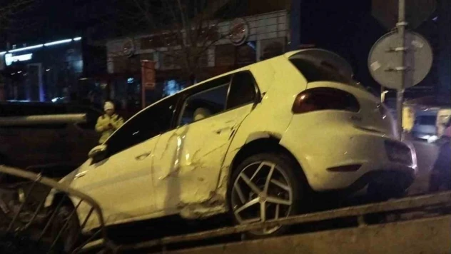 Kartal'da polisten kaçan araç sürücüsü yol kenarındaki otoparka uçtu