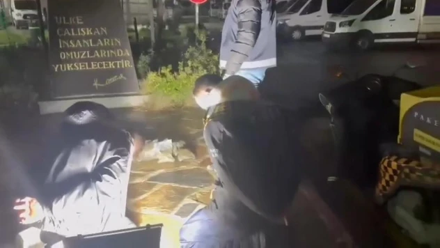 Kartal'da uyuşturucu sevkiyatı yapan moto kurye suçüstü yakalandı