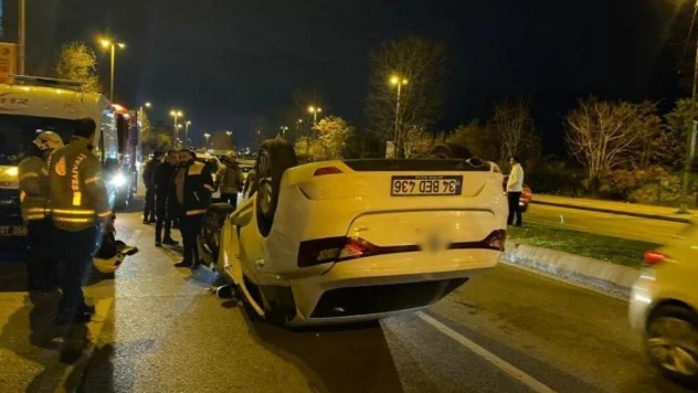 Kartal'da virajı alamayan otomobil takla attı: 2 yaralı