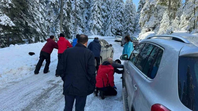 Kartalkaya yolu tatilcilere çile oldu: Yolda kalan araçları iterek kurtarmaya çalıştılar