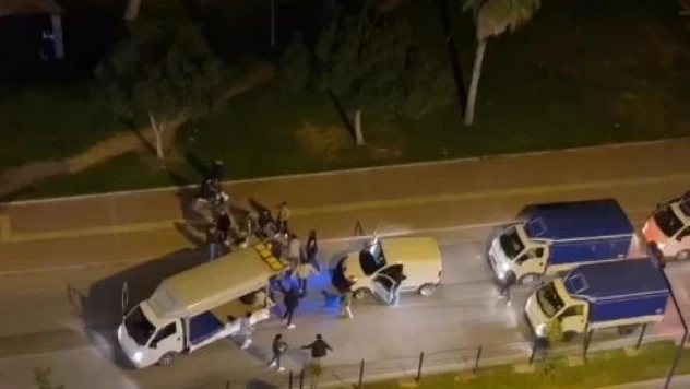 Kasası açık kamyonetle yolu kapatıp asker eğlencesi düzenlediler