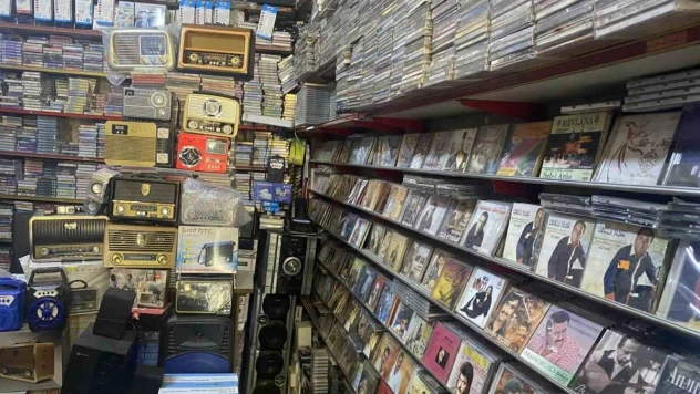 Kaset satarak 45 yılını geçirdi, ölene kadar da satmaya devam etmek istiyor