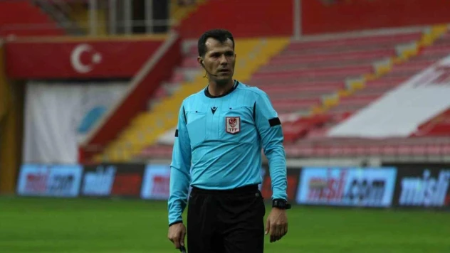 Kasımpaşa - Sivasspor maçının hakemi Burak Şeker oldu