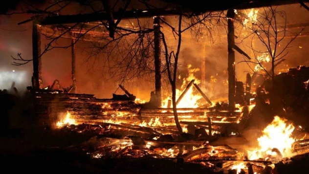 Kastamonu'da alevlere teslim olan iki katlı ahşap ev ile traktör küle döndü