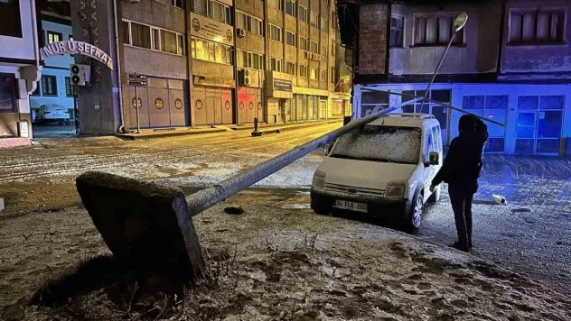 Kastamonu'da fırtına sebebiyle elektrik direği aracın üzerine devrildi