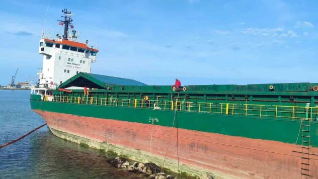 Kastamonu'da karaya oturan gemideki 50 ton yakıt tahliye ediliyor