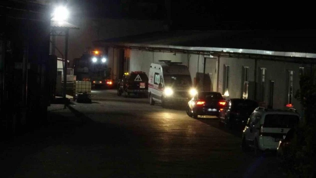 Kauçuk fabrikasında çıkan yangın söndürüldü: 2 işçi dumandan etkilendi