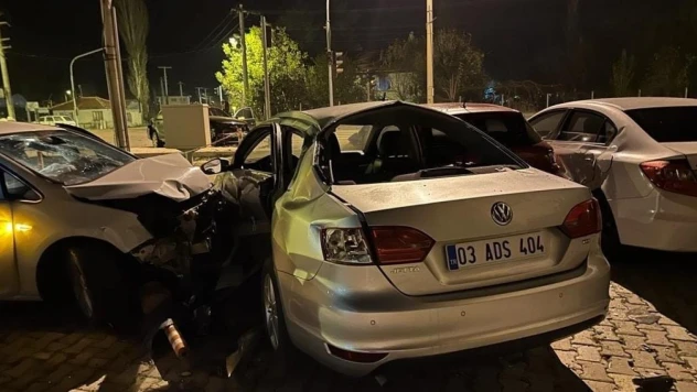 Kavşakta araçla çarpışan otomobil galeriye daldı: 3 yaralı