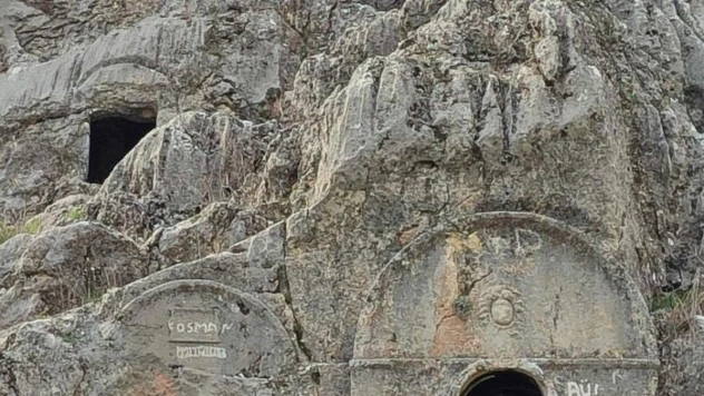 Kaya mezarları doğa severlerin ilgi odağı oldu