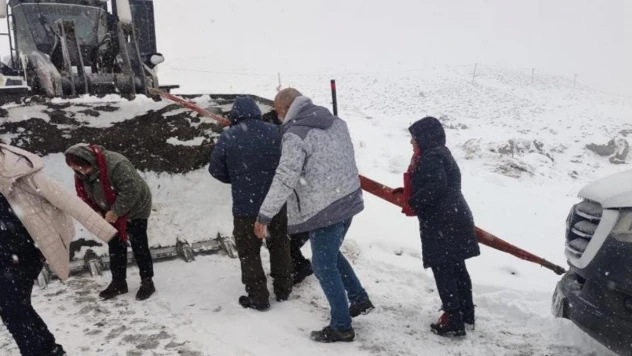 Kayak merkezi yolunda mahsur kalan kafile kurtarıldı