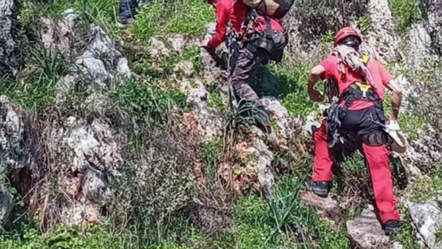Kayalıklarda mahsur klan keçi ve yavrusunu AKUT ekibi kurtardı