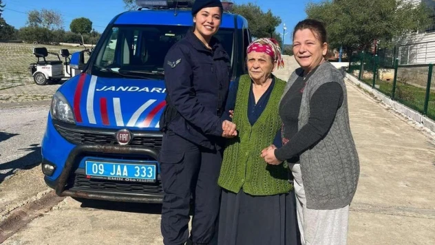 Kaybolan Alzheimer hastası yaşlı kadını Jandarma ailesine teslim etti