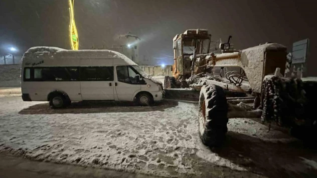 Kaygan yolda duramayan minibüs greydere çarptı