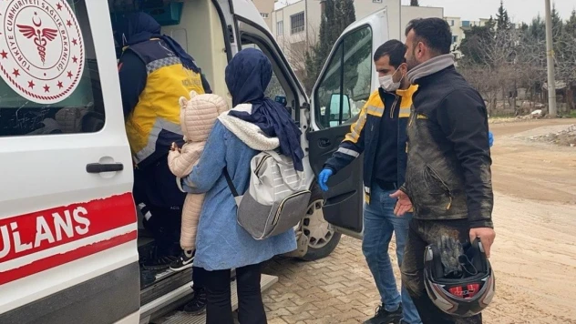 Kayganlaşan yolda motosiklet devrildi: 3 yaralı