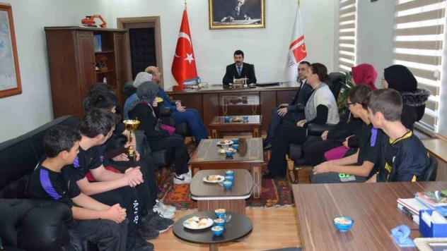 Kaymakam Akduman başarılı sporcuları kabul etti