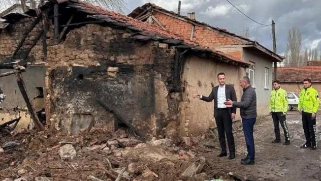 Kaymakam Demirci, yanan mahalle fırınında incelemelerde bulundu