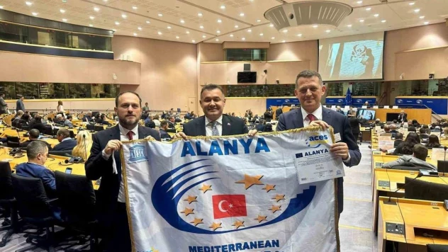 Kaymakam Ürkmezer ve Başkan Yücel, 2024 Akdeniz Spor Başkenti Ödülü'nü teslim aldılar