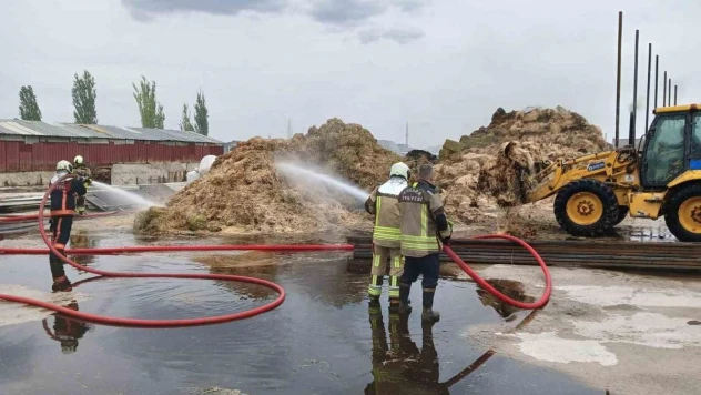 Kaynak makinesinden çıkan kıvılcımlar istiflenmiş saman balyalarını küle çevirdi
