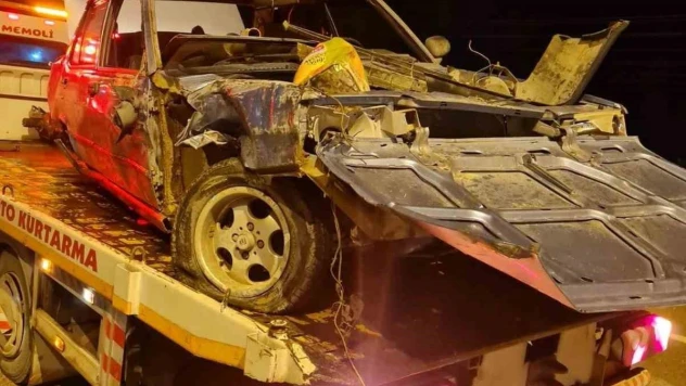 Kaza sonrası hurdaya dönen aracını olay yerinde bırakıp kaçtı