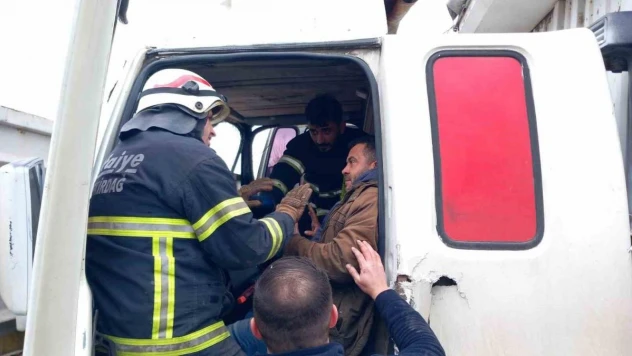 Kaza sonrası sıkışan kamyon şoförünü itfaiye kurtardı