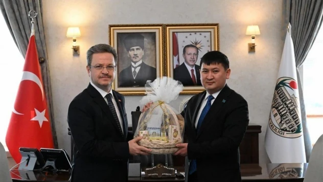Kazakistan Başkonsolosu Nuriddin Amankul, Vali Ünlü'yü ziyaret etti