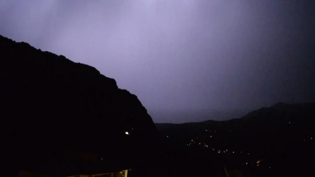 Kemaliye'de gökyüzünü şimşekler aydınlattı